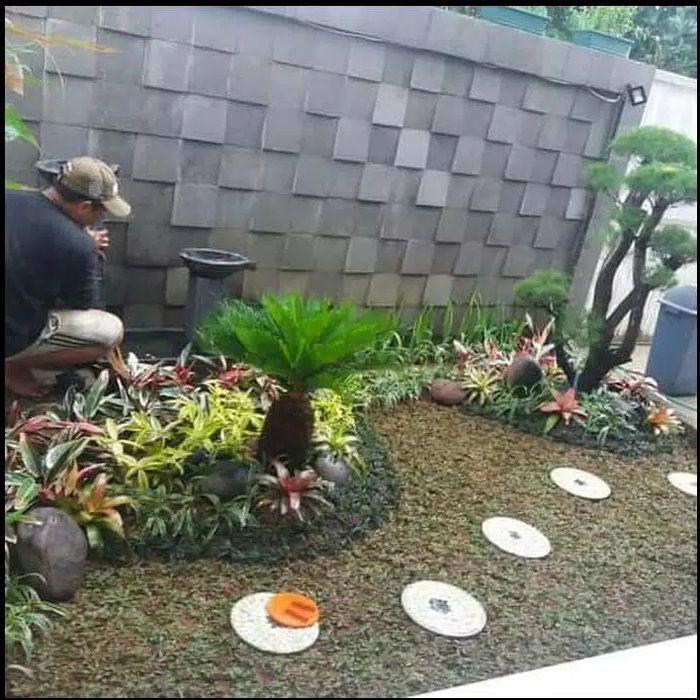 Pekerja merawat tanaman